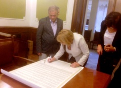 5 October 2015 The Health and Family Committee Chairperson signs the Barcelona Declaration